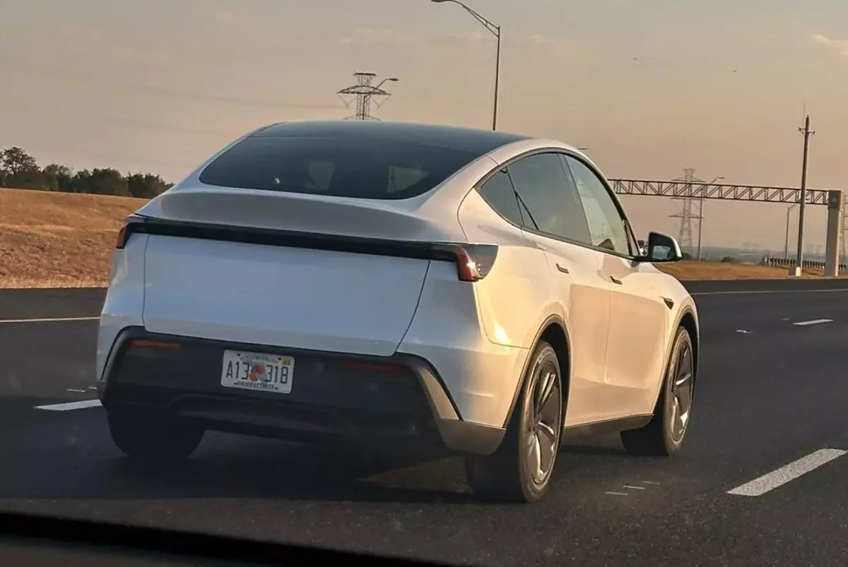 Uygun fiyatlı Tesla Model Y, kamuflajsız bir şekilde yollarda test edilirken görüntülendi.

📌 Fiyatının 40 bin dolar civarı olacağı söylentisi var.