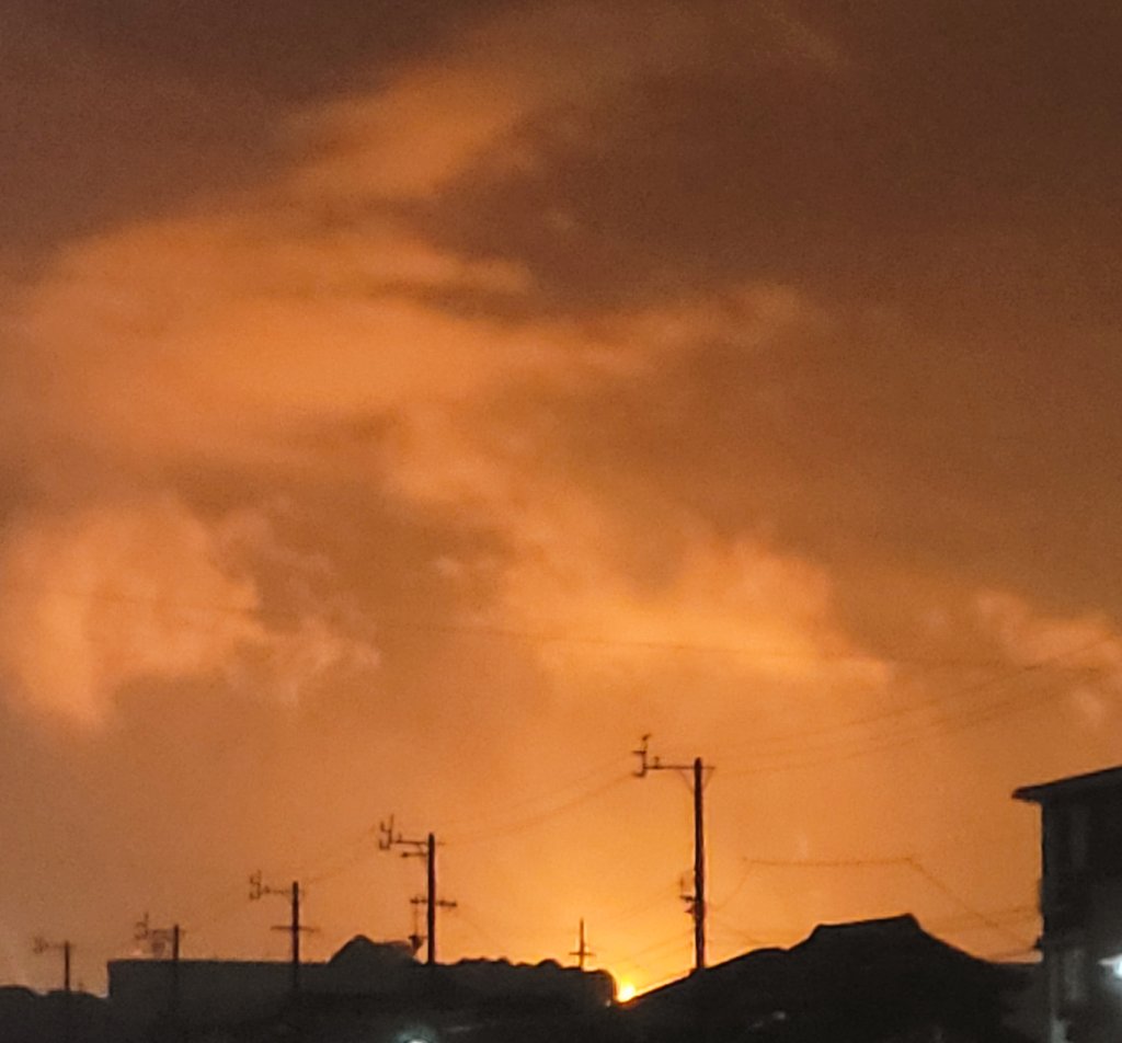 yukatama8's tweet photo. 火事かと焦った( ˃ ▵ ˂ )՞՞
こんなフレアスタックは初めて見たかも
いつもはオレンジな夜空が今日は燃えてた…🔥
#四日市市 https://t.co/reXtWRTvw2