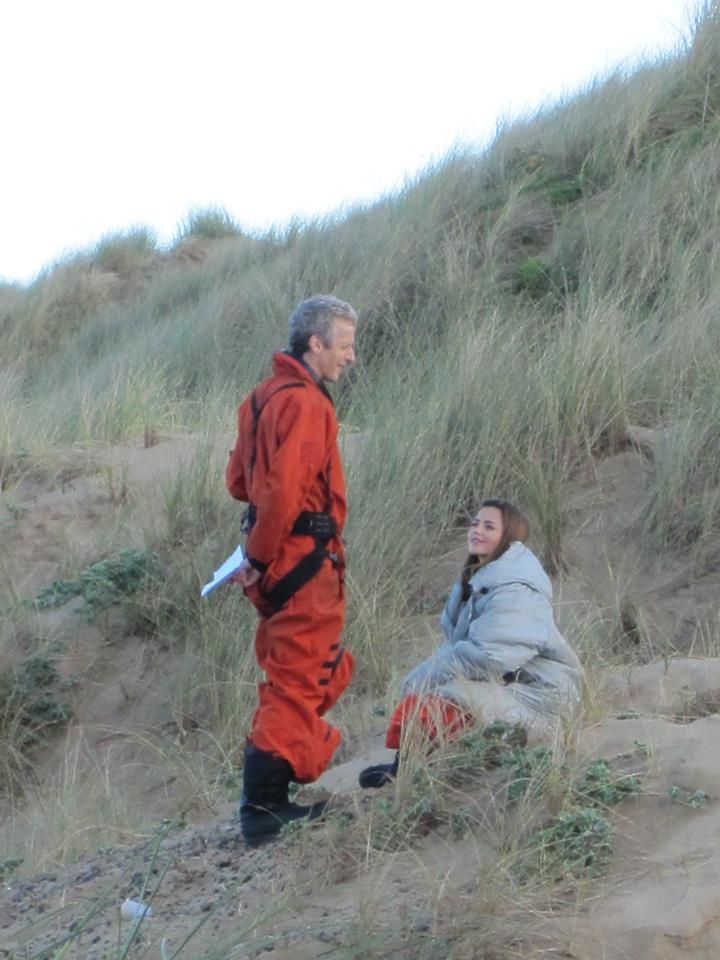 brinatello's tweet photo. "So ... what did you have for dinner last night?" π
Peter and Jenna chat between takes at Aberavon Beach, Wales. Photo source was by Maria Hibbard, posted on Port Talbot Old and New Facebook page. #DoctorWho #KillTheMoon #PeterCapaldi #TwelfthDoctor @Jenna_Coleman_ #ClaraOswald https://t.co/6WUVjGy1lD