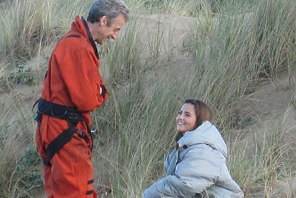 brinatello's tweet photo. "So ... what did you have for dinner last night?" π
Peter and Jenna chat between takes at Aberavon Beach, Wales. Photo source was by Maria Hibbard, posted on Port Talbot Old and New Facebook page. #DoctorWho #KillTheMoon #PeterCapaldi #TwelfthDoctor @Jenna_Coleman_ #ClaraOswald https://t.co/6WUVjGy1lD