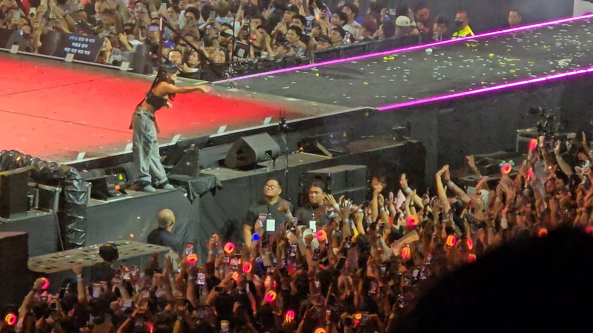 Jihyo at the edge of the stage literally very end of it just to throw water 😭