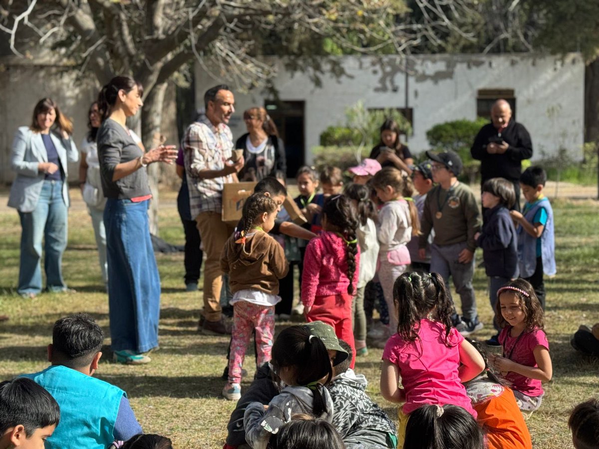 LetiEstevesNqn's tweet photo. En el marco de un nuevo aniversario de la Pisci, realizamos una nueva promesa ambiental. 🌿

Generamos conciencia ambiental y nos divertimos con los más chiquitos ❤️ https://t.co/SMyyEl0lxT