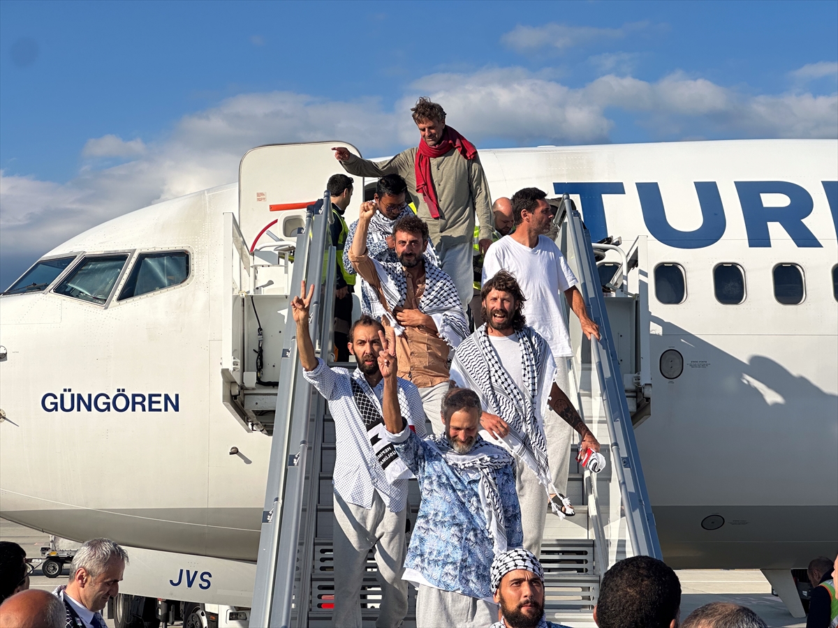 İsrail tarafından uluslararası sularda saldırıya uğrayıp alıkonulan Küresel Sumud Filosu'nda yer alan aktivistler İstanbul Havalimanı'na indi.