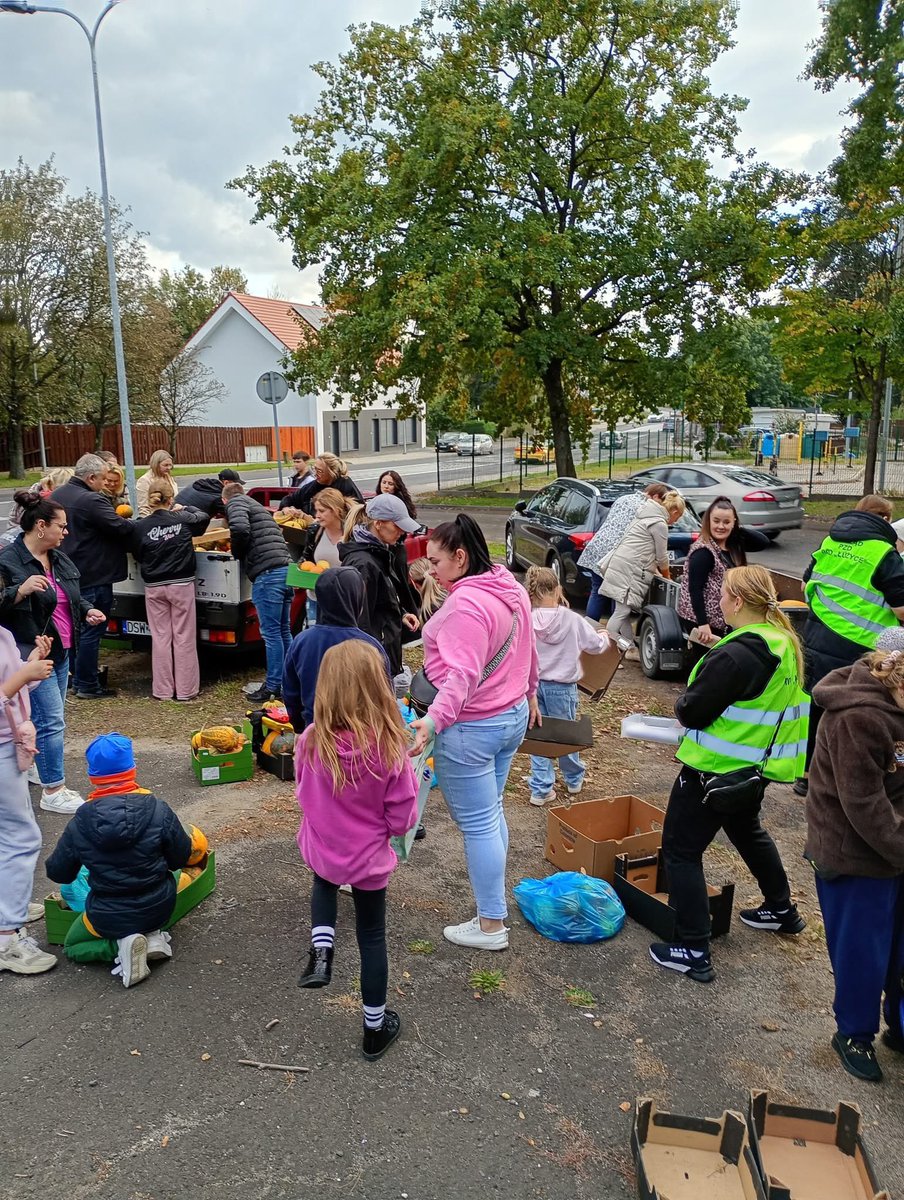 Serce się raduje, kiedy widzisz takie rzeczy.

W Lubaniu starszy pan miał mnóstwo dyń. Miał też przed sobą operację i ogromny lęk, że owoce jego ciężkiej pracy po prostu się zmarnują. Ale wtedy pojawili się ludzie, którzy nie przeszli obojętnie.

Dzięki PZD ROD Łużyce w Lubaniu