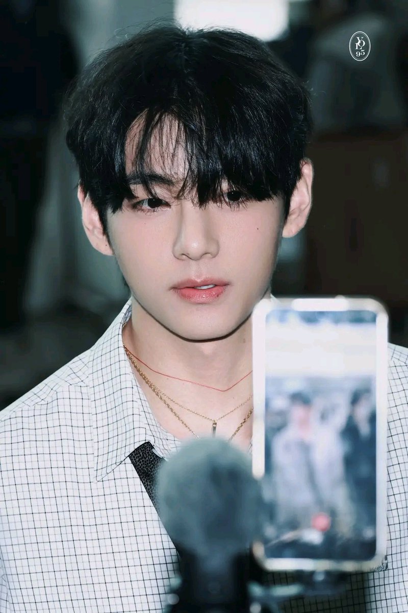 BchThng15's tweet photo. Lụm được hình xênh méo chịu được #TaehyungxCeline https://t.co/v5Bx0HMoKc