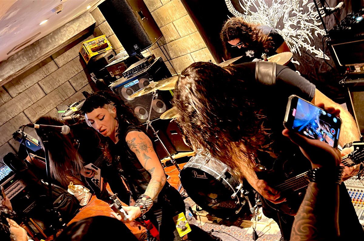 nbykisk's tweet image. 20251004  Hedonist @  西荻窪Pitbar
カナダからのデスメタル。据付アンプ類を使わず自前機材であっという間の超轟音。Vo女史が腹奥底からの唸りと叫びだけで緩急つけることに驚き、アンコール2回やるのも驚き
#DesolateSphere
#mortify
#Bafomet
#BlackPestilence
#Hedonist