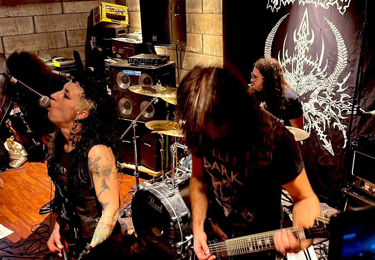 nbykisk's tweet image. 20251004  Hedonist @  西荻窪Pitbar
カナダからのデスメタル。据付アンプ類を使わず自前機材であっという間の超轟音。Vo女史が腹奥底からの唸りと叫びだけで緩急つけることに驚き、アンコール2回やるのも驚き
#DesolateSphere
#mortify
#Bafomet
#BlackPestilence
#Hedonist