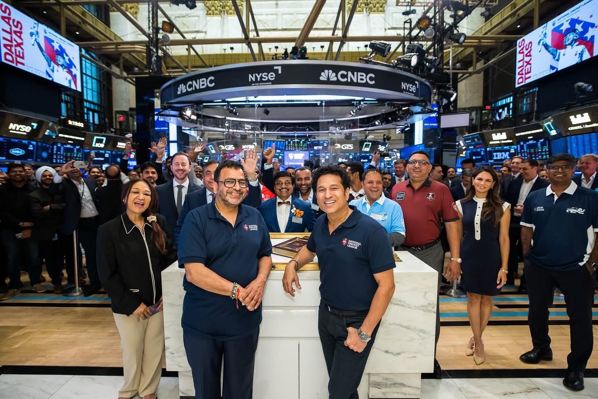 Boss man at <a href="/NYSE/">NYSE 🏛</a> | Ringing the bell at the New York Stock Exchange (NYSE) is one of Wall Street’s most recognized traditions. #Cricket #Waadaplaya <a href="/sachin_rt/">Sachin Tendulkar</a> #nyc #NewYork