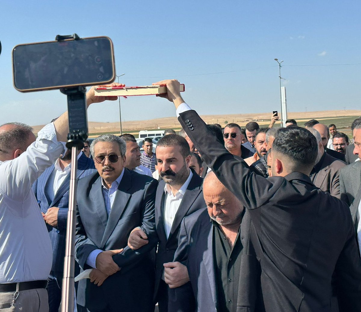 " Barış, hükümlerin En Güzelidir!"

İl yöneticilerimiz,il Gençlik kolları Başkanımız Üveys İzol ve  il disiplin kurulu Başkanımız Muhammed Emir Yetim'le, Geçtiğimiz yıl Yıldırım ve Ensal aileleri arasında yaşanan tatsız olay, İş insanı Ecz. Hasan İzol ve ailesinin girişimleri