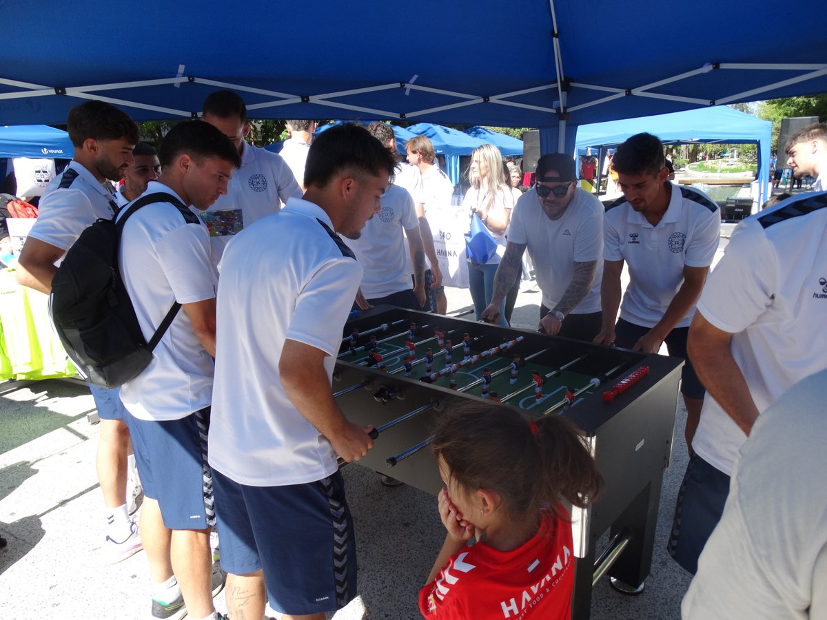 Los jugadores del <a href="/cspuertollanocf/">CS Puertollano CF</a>  no se han querido perder la I Feria del Deporte de Puertollano 🔵☺️