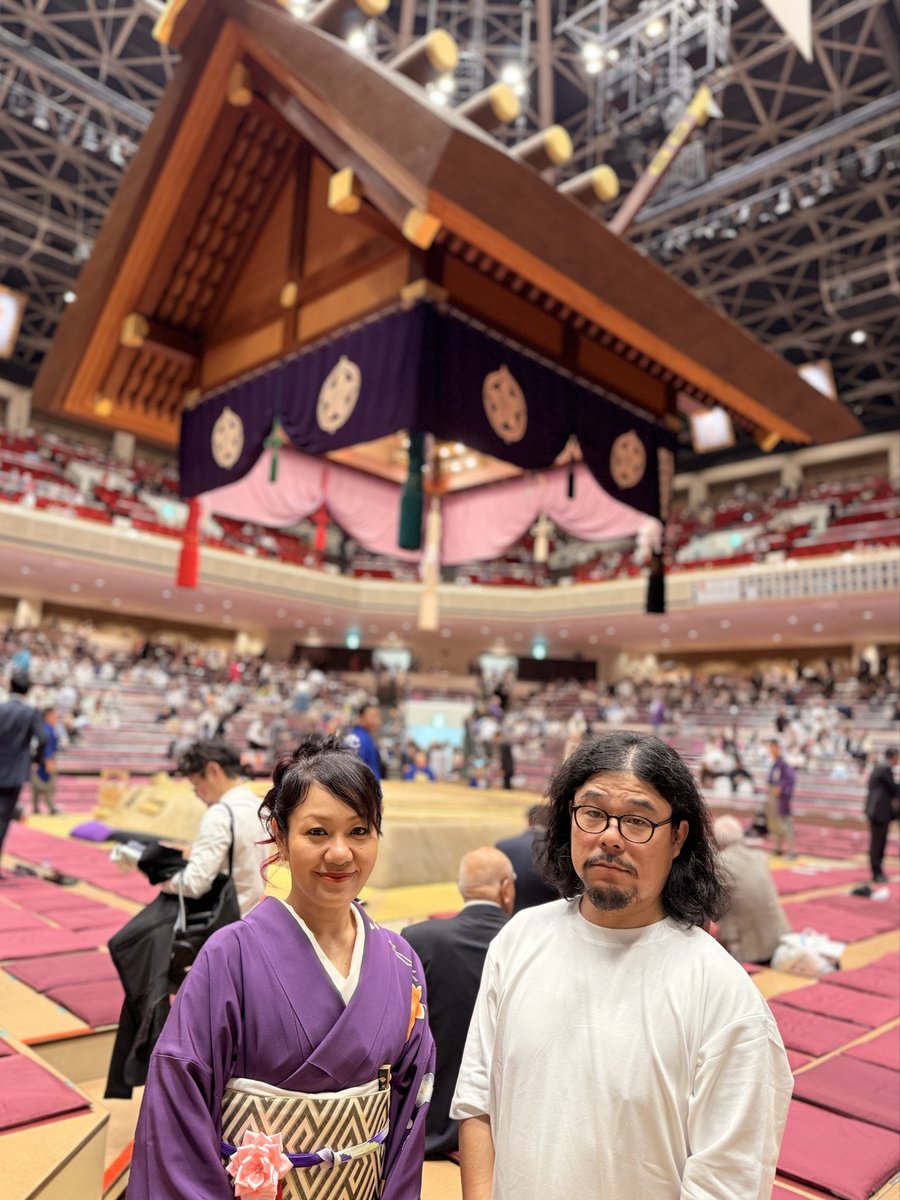 mth_nao's tweet image. なんと！貴景勝関の断髪式に参加し、恐れ多くも鋏も入れさせて頂きました✂️実はゲッターズ飯田さんと貴景勝関御家族と焼肉を数回御一緒させて頂いたご縁がありまして…相撲大好きなダイスケはんも是非鋏を！と言って頂き2人で参加🥹こんな貴重な経験なかなか無いのでせっかくだからお着物でおすまし✨
