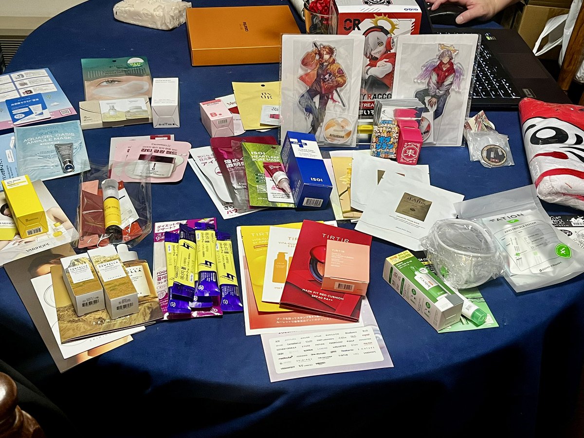 旦那が今日仕事でQoo10のイベントに参加してきていっぱい試供品持って帰ってきてくれた♡右上のは今日の私の戦利品😎