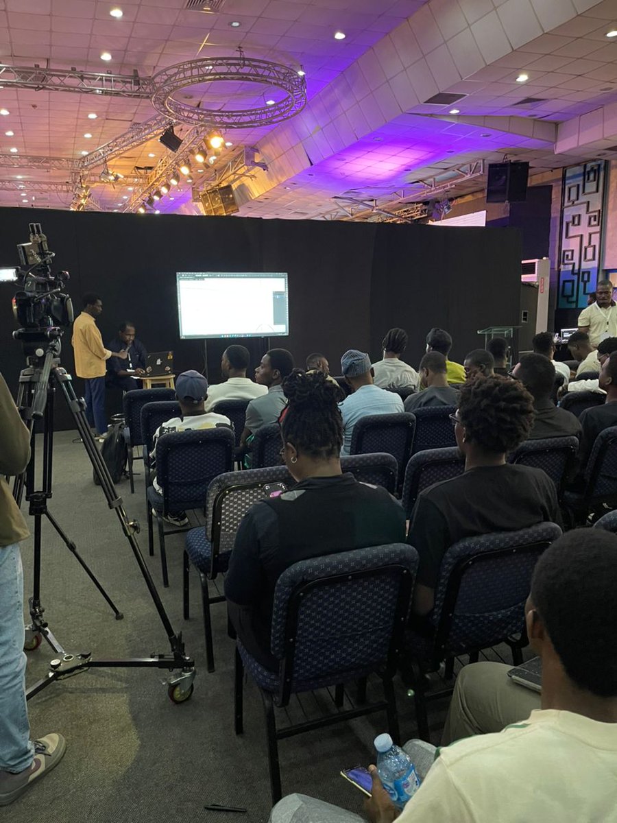 Live illustration with <a href="/OlaAgunbiade/">Olamide Agunbiade</a>🔥🔥🔥

#UDC25
#ADxAI
#Creativepossibilities