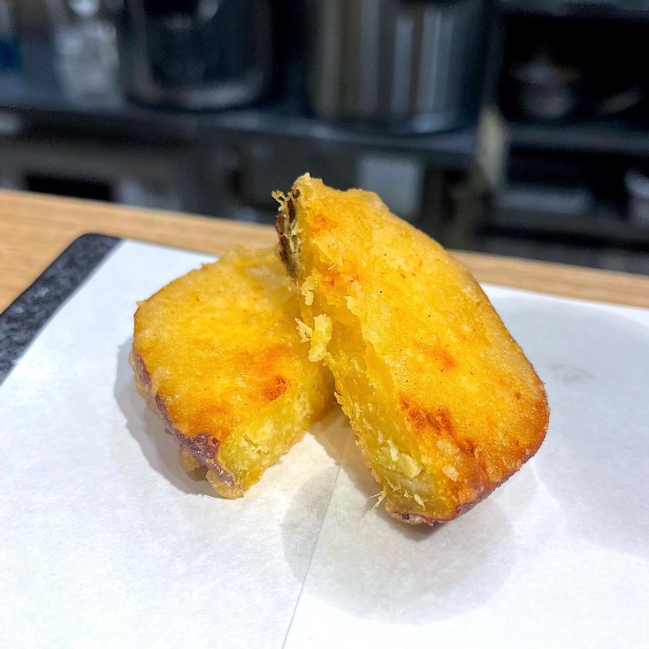 天ぷらとワイン大塩大好き。秋野菜の天ぷらをつまんで、ちょっと飲んで帰った😌生ハムのっけなす天、じゅわっとなすに生ハムの塩味が美味しかった🍆🥓✨
#夜ごはん #お腹ペコリン部