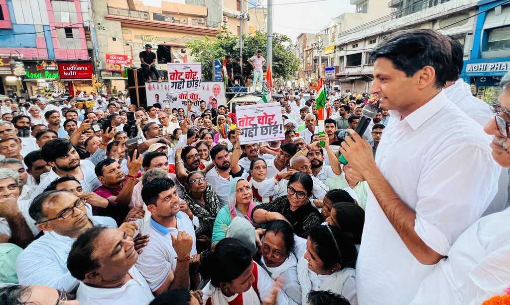 'वोट चोर, गद्दी छोड़' के नारों साथ आज रोहतक शहर में अम्बेडकर चौक से भिवानी स्टैंड तक वोट चोरी के खिलाफ पैदल मार्च कर लोगों को जागरूक किया।

साथ AICC सचिव एवं <a href="/INCHaryana/">Haryana Congress</a> सह-प्रभारी <a href="/JitendraBaghel_/">Jitendra Baghel / जितेन्द्र बघेल</a> जी, विधायक <a href="/BBBatra/">Bharat Bhushan Batra</a> जी, विधायक <a href="/shakuntlakhatak/">Shakuntlakhatak</a> जी, विधायक बलराम दांगी जी, पूर्व