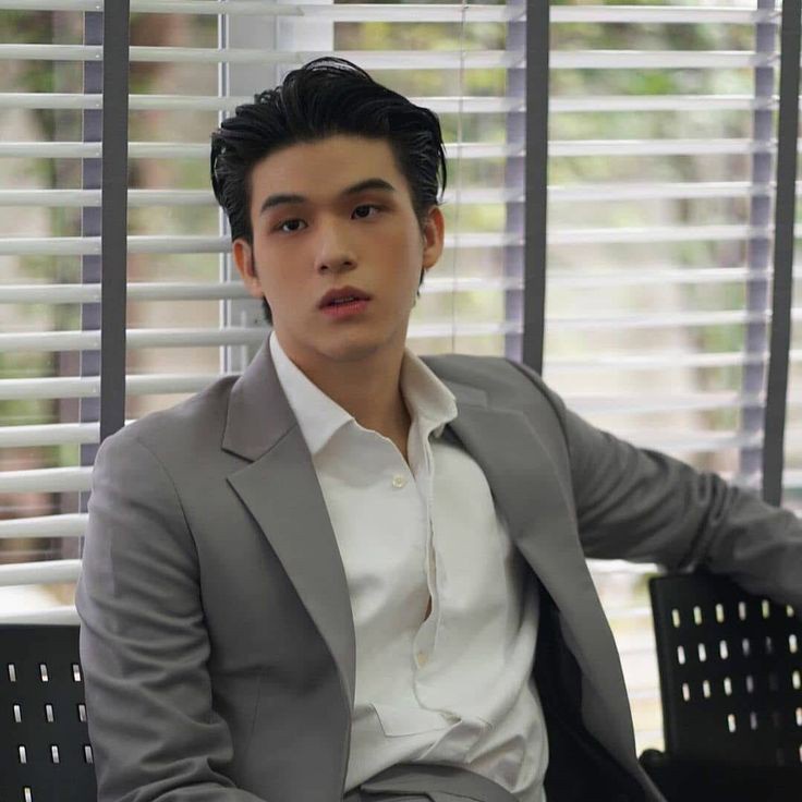 a #Skytee few tweets au
— Cassie yg lagi galau karena di selingkuhin tiba-tiba di dekati cowok pinter yg baru kelar studi luar negerinya. Mau lanjut galau tapi yg mendekat spek standar mas-mas pinter plus ganteng.