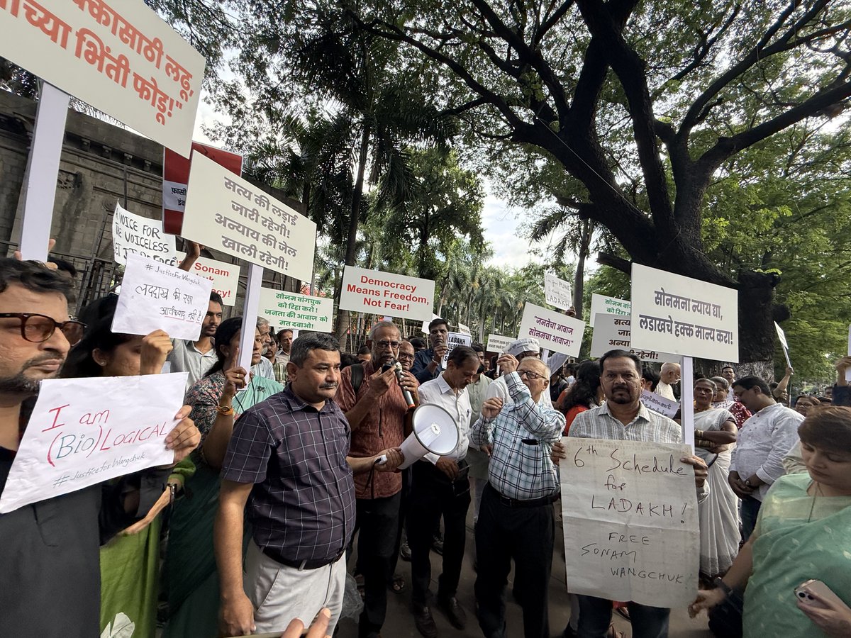 chikikothari's tweet image. Demonstration in Pune, today (4 Oct), in solidarity with people and nature of Ladakh, and to demand release of Sonam Wangchuk @Wangchuk66  @GulistanLadakh_ @Julley_Ladakh @rigzinhimalaya @VikalpSangam