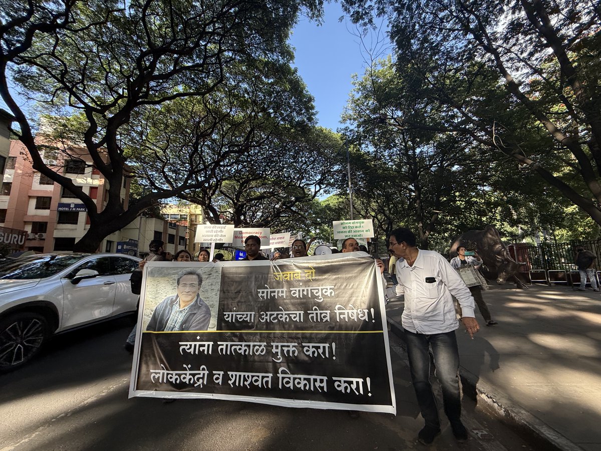 chikikothari's tweet image. Demonstration in Pune, today (4 Oct), in solidarity with people and nature of Ladakh, and to demand release of Sonam Wangchuk @Wangchuk66  @GulistanLadakh_ @Julley_Ladakh @rigzinhimalaya @VikalpSangam