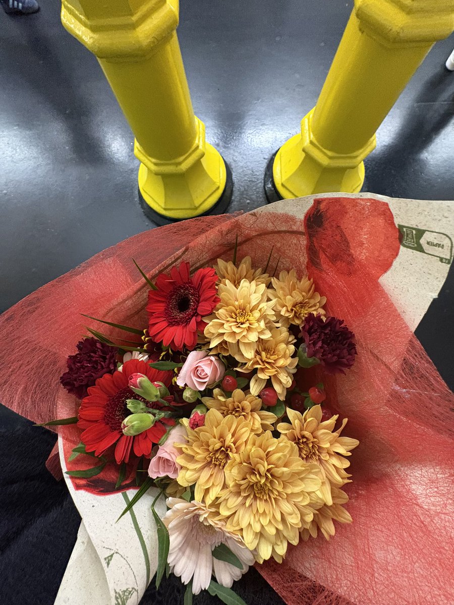 From mutu to il prend le train et arrive avec un bouquet de fleur