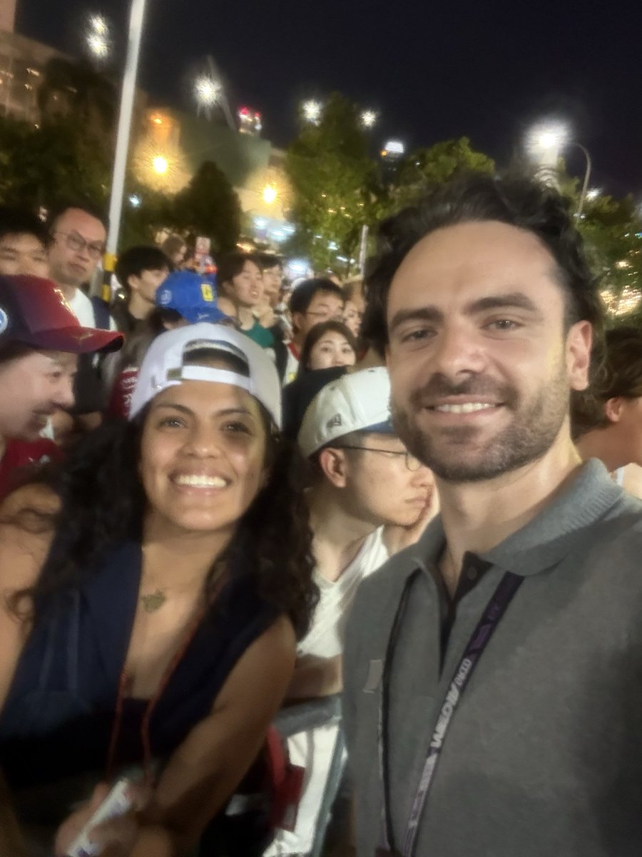 miseliang's tweet photo. No podré tener mi foto con Alonso, pero me hice una con @TSlafer #GPSingapore https://t.co/sFYeRtSaQP
