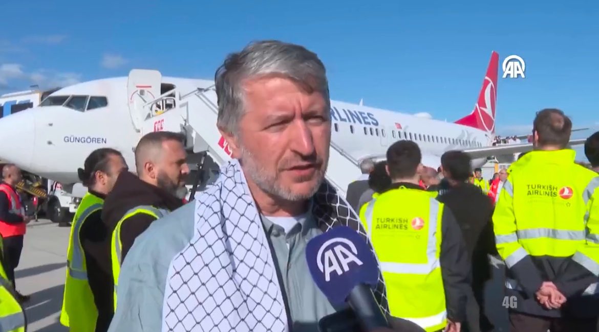 Küresel Sumud Filosu aktivisti Muhammed Emin Yıldırım:

“İnsani bir davranış göremedik ne yazık ki. Çok aşağılamalara maruz bırakıldık.

Filistinlilerin yıllardır neler yaşadığını daha iyi anlamış oluyoruz. Normal bir su bile vermiyorlar.

Bakanları geldi rezil oldu. O bize