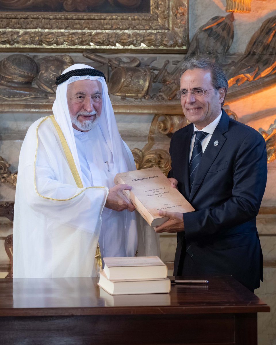 خلال زيارته إلى جامعة كويمبرا، كان من المؤثر رؤية صاحب السمو الشيخ الدكتور سلطان بن محمد القاسمي، يوقع كتابه "رحلة بالغة الأهمية - مخطوطة دوارتي باربوزا 1565"، الذي يمثل إضافة قيّمة إلى السجل التاريخي البرتغالي.