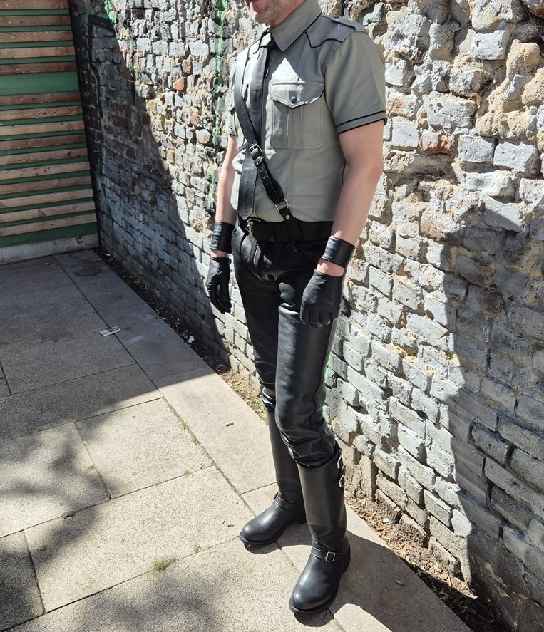 Just waiting for someone to claim me as his property. 😈⛓️🔒
#gayleather #gayfetish #leatherslave #leatherfetish #gayslave #gaymaster #bdsm