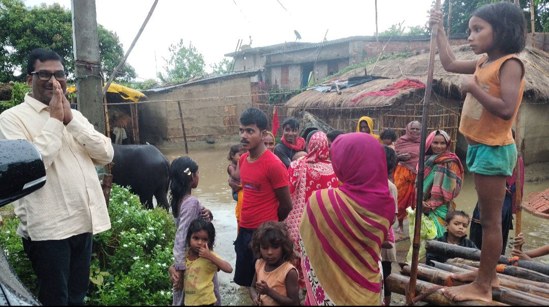 Radhakantgupta2's tweet photo. #क्षेत्र #भ्रमण 
आज माली पोखरभीण्डा गांव एवं माधोपुर अनन्त गांव में मांझी टोला में भारी बारिश में समस्या को सुना। https://t.co/UJ3nATHsXs
