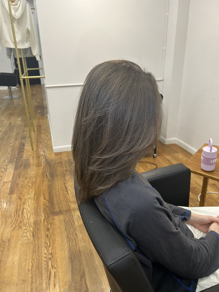 uandksalon's tweet image. Double process color ✨
First, we bleach to lighten, then tone it darker to get the perfect shade. Without bleach, this color wouldn’t be possible. We always focus on minimizing damage and keeping hair healthy and shiny 💫
#haircolor #brooklynsalon #doubleprocess