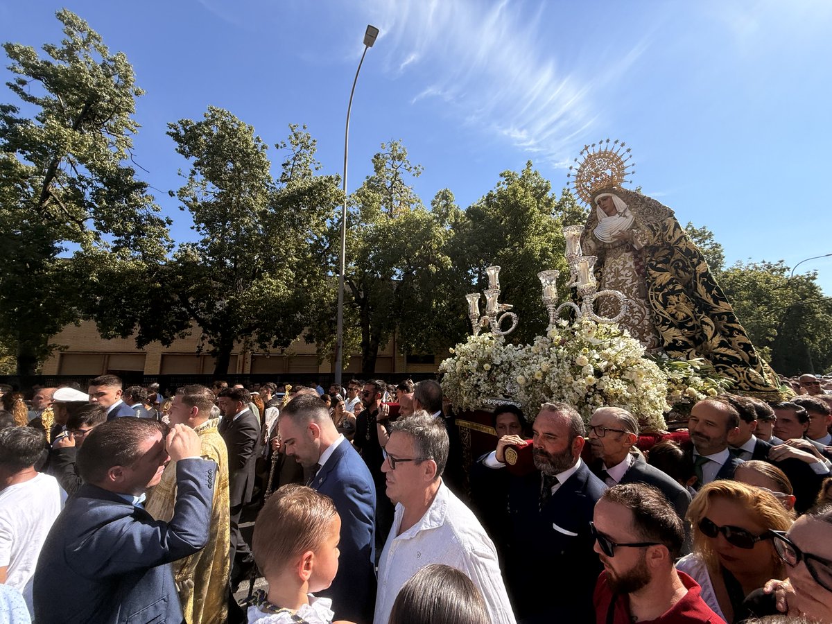 [15:52] Nuestra Señora de la Esperanza alcanza ya la Ronda de la Oliva, restando los
pocos metros que la separan de la Parroquia de San Pío X

#LaMisiónDeLaEsperanza #EsperanzaDeTriana