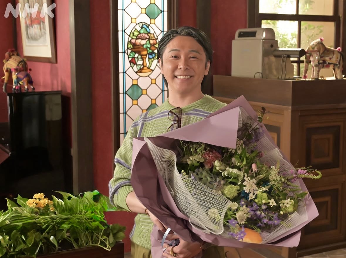 『あんぱん』のクランクアップ
写真があがり始めましたね☺️

お花は、演者さんありきの華やかさだと思ってます。
スタッフさんから演者さんのイメージをいただき、それに合わせて花材をセレクトし組んでいく...
花束に込めた想いを少し語りたい。
続きます🙇‍♀️
#あんぱん　#大森元貴 #クランクアップ