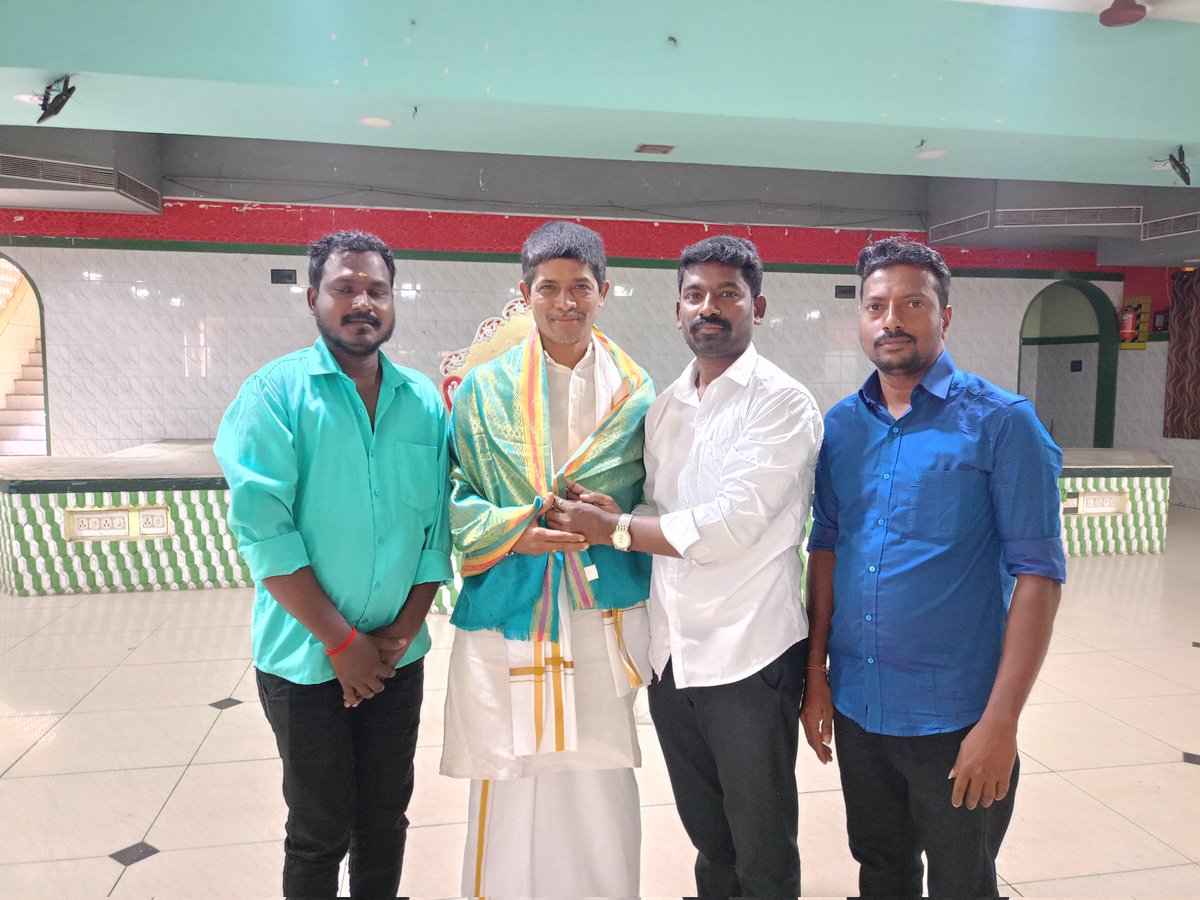 SriPerumalcdm's tweet photo. பாரதிய ஜனதா கட்சியின் கர்நாடக மாநில ஊடகப்பிரிவு தலைவர்
திரு.கருணாகரன் ஜி சிதம்பரம் தில்லை நடராஜர் கோயிலில் சுவாமி தரிசனம் செய்தார்கள், ஊடகப்பிரிவுவின் சார்பில் அவர்களை வரவேற்றதில் மகிழ்ச்சி.
@BJP4TamilNadu @TirangaBJP
@gkkhasle
#Mediacell #Mediawing
#Bjpmedia #ஊடகப்பிரிவு https://t.co/mJrENL3m75