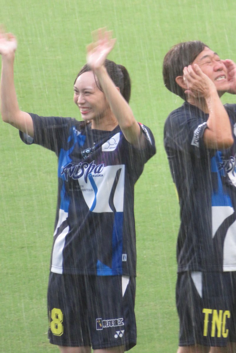 g0330ggg's tweet image. OB戦前、選手紹介の時間の一コマ

あきちゃんめっちゃ笑顔で手振ってるけど、ケン坊……じゃなかった、田中健二さんはどんな表情なんですかこれ……😂

#豊永阿紀
#田中健二 さん
#うちの自慢のアンバサダー