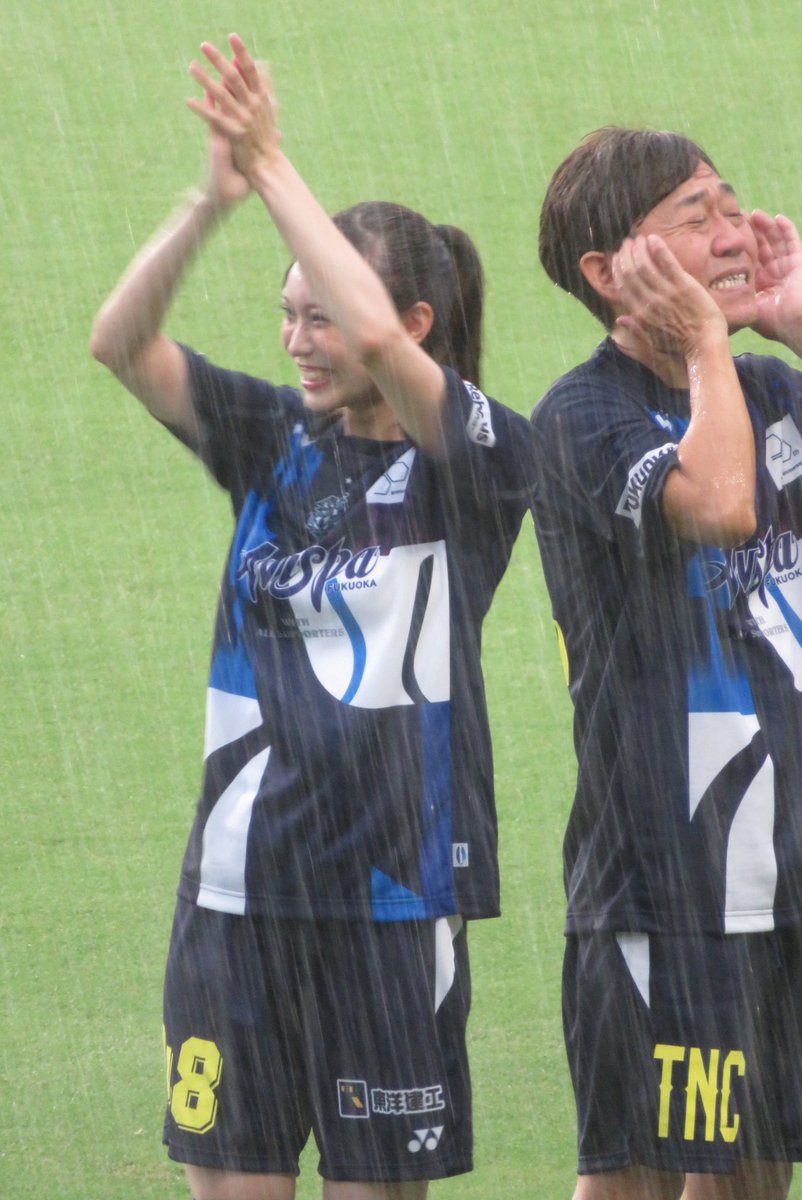 g0330ggg's tweet image. OB戦前、選手紹介の時間の一コマ

あきちゃんめっちゃ笑顔で手振ってるけど、ケン坊……じゃなかった、田中健二さんはどんな表情なんですかこれ……😂

#豊永阿紀
#田中健二 さん
#うちの自慢のアンバサダー