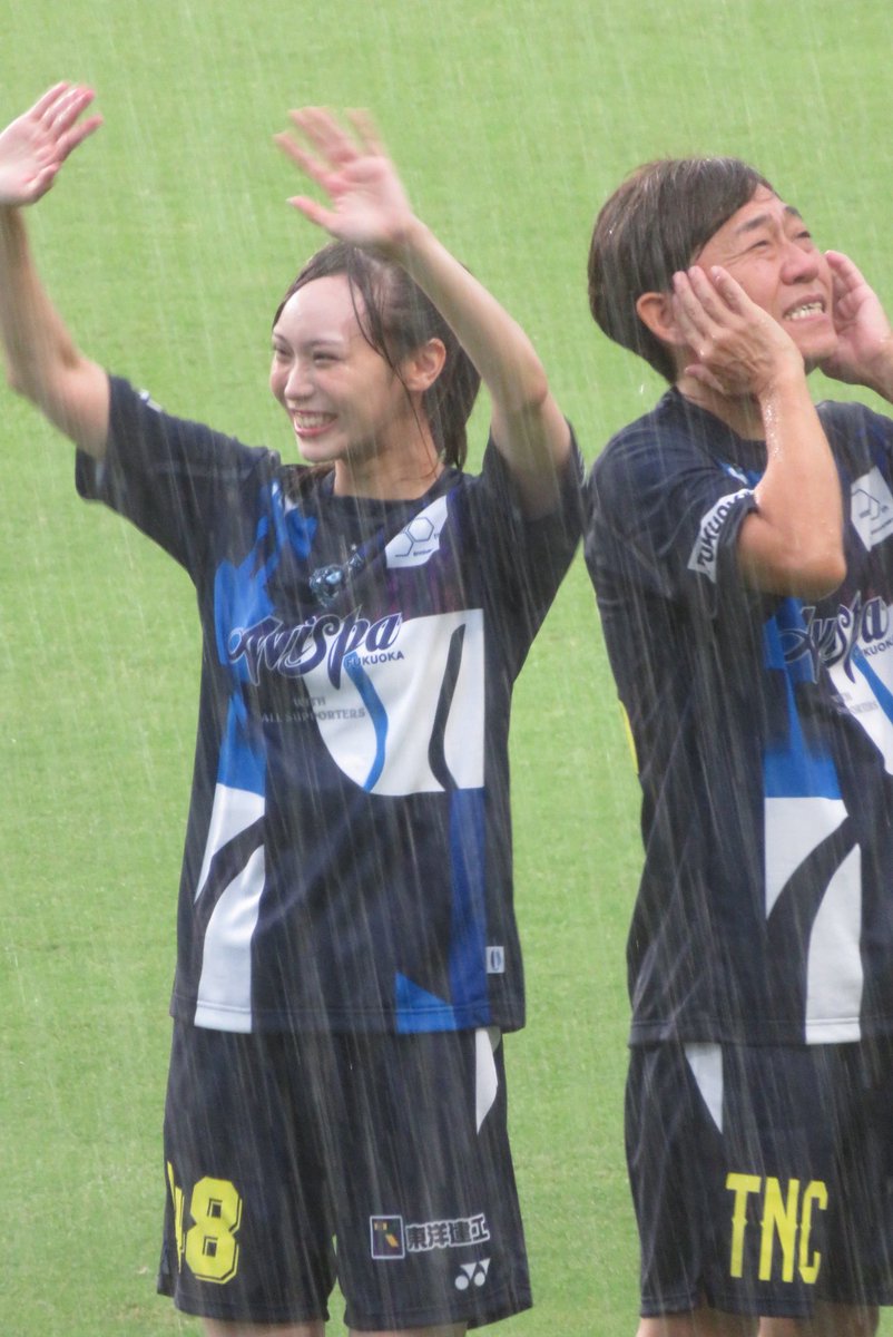 g0330ggg's tweet image. OB戦前、選手紹介の時間の一コマ

あきちゃんめっちゃ笑顔で手振ってるけど、ケン坊……じゃなかった、田中健二さんはどんな表情なんですかこれ……😂

#豊永阿紀
#田中健二 さん
#うちの自慢のアンバサダー