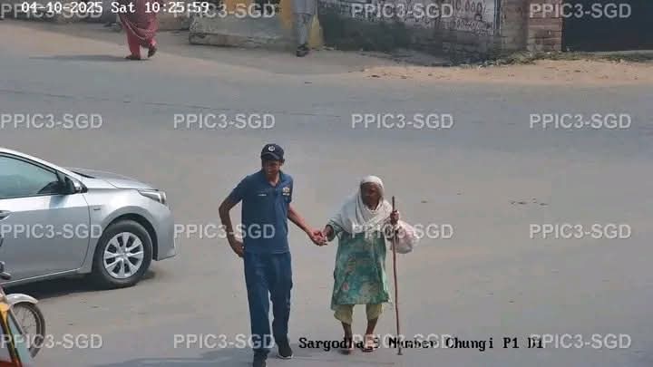 saadia9056's tweet image. سرگودھا ٹریفک پولیس کا جوان ایک بوڑھی ماں کو سڑک کراس کروا رہا ہے جو ایک قابلِ تحسین عمل ہے۔