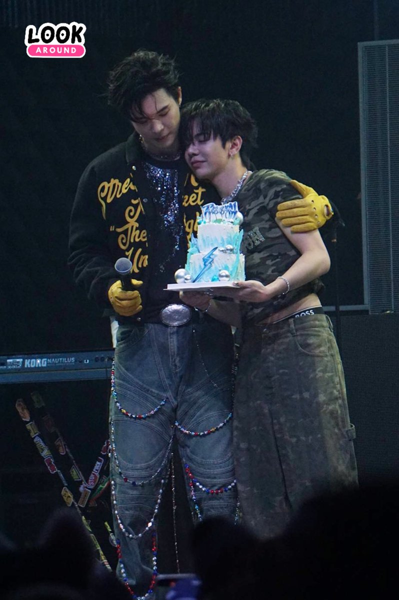 LookAround_TH's tweet photo. ใครมีไรไม่รู้ แต่ที่รู้ “เบ้บ” มีพี่“บิลลี่” ถือเค้กให้🎂🎂💗💗ในงานคอนเสิร์ต BABII BASH CONCERT🎶🎤

TANATAT 27th BIRTHDAY PARTY
#BabiibashConcert
#BabiiBashGAMEON
#babiibabe #bbil1ypn
#BillyBabe #บิลลี่เบ้บ https://t.co/qBqeiOaoTv