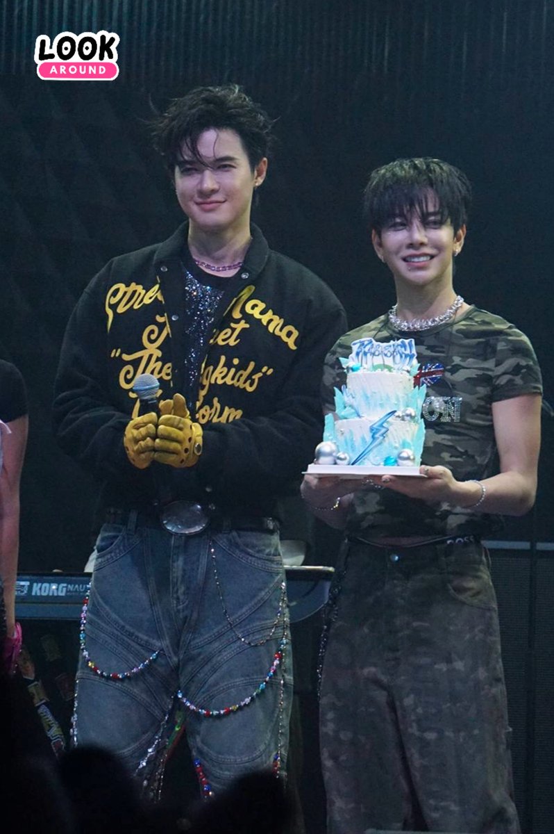 LookAround_TH's tweet photo. ใครมีไรไม่รู้ แต่ที่รู้ “เบ้บ” มีพี่“บิลลี่” ถือเค้กให้🎂🎂💗💗ในงานคอนเสิร์ต BABII BASH CONCERT🎶🎤

TANATAT 27th BIRTHDAY PARTY
#BabiibashConcert
#BabiiBashGAMEON
#babiibabe #bbil1ypn
#BillyBabe #บิลลี่เบ้บ https://t.co/qBqeiOaoTv