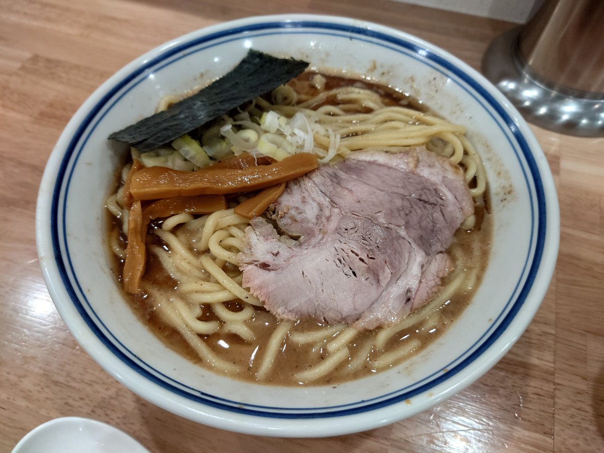 やまなしのラーメン 当店自慢のド乳化濃厚豚骨ラーメン。 無料トッピングで、ヤサイ