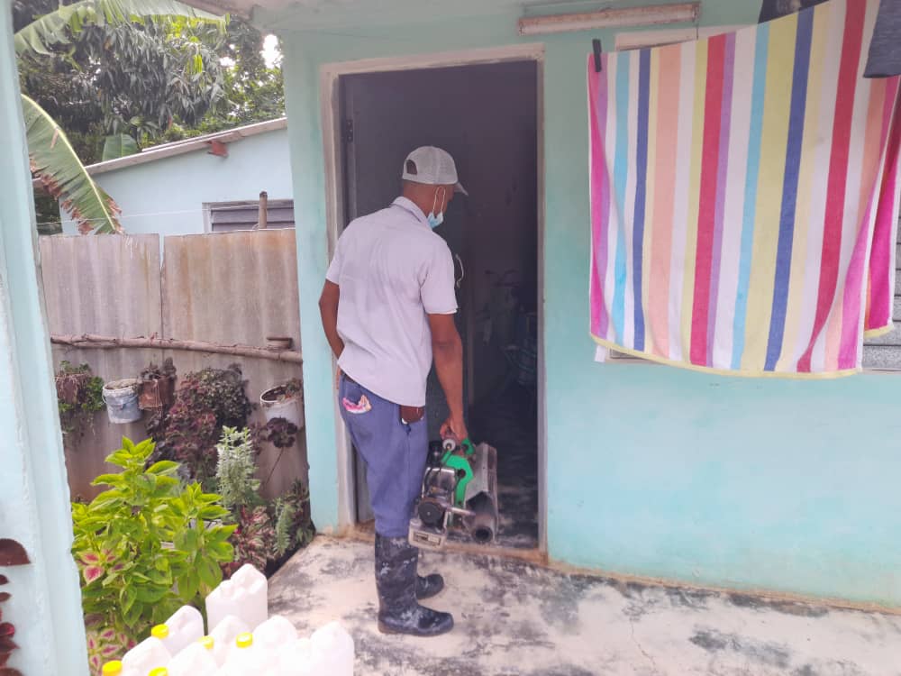 El Aedes aegypti vive DENTRO de tu casa. El control que hagas en el hogar es vital. 🚨 Acude al médico si tienes fiebre: esto activa el bloqueo de febril con control vectorial en tu vivienda y alrededores. #CubaPorLaVida