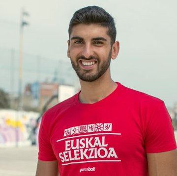 Yaser Hamed wearing a red, black, green, and white jacket resembling the Palestinian flag, arms outstretched, shouting with an expressive face. A child with curly hair stands beside him, partially visible. In another image, Yaser Hamed smiles, wearing a red shirt with "EUSKAL SELEKZIOA" text in white.