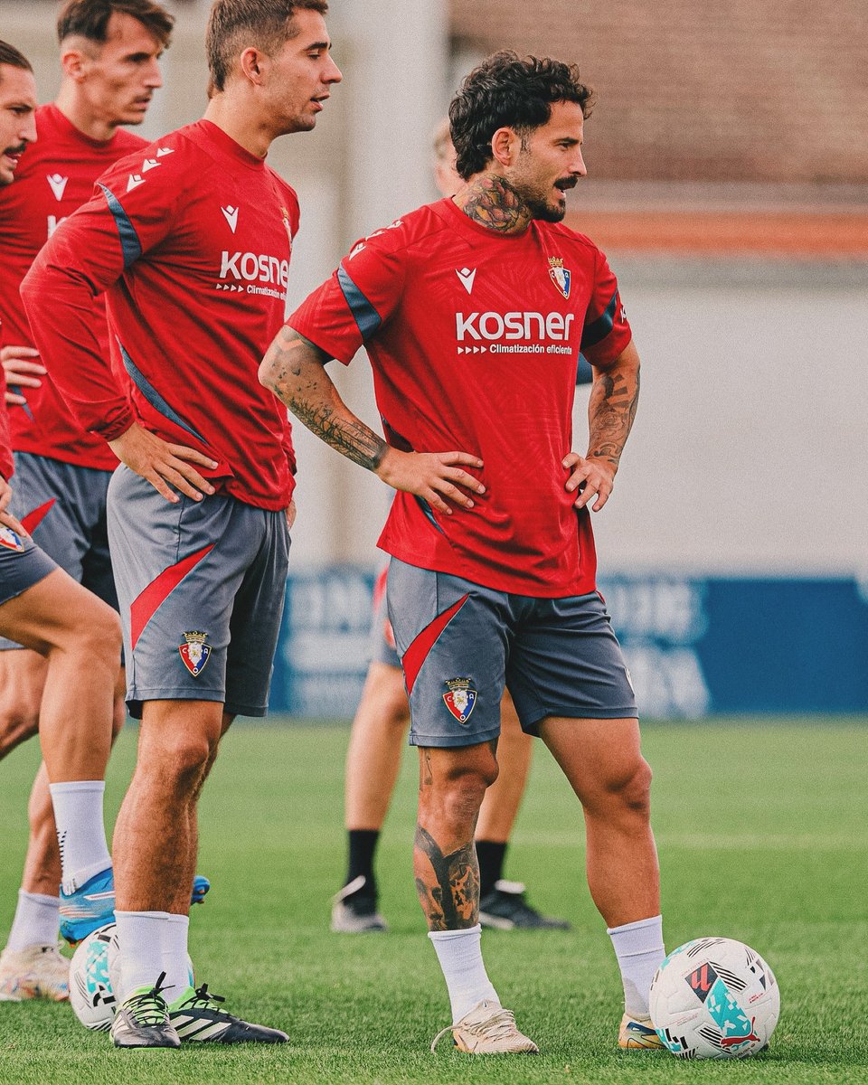 SpheraSports's tweet photo. Hay futbolistas de @laliga que son ‘casa’ porque tras muchos años de seguimiento te desprenden confianza y tranquilidad. Empatizas con ellos solo verlos, te despiertan simpatía y afinidad. No los eliges, ellos te eligen a ti. Son hombres que, como televidente y aficionado, te instalan en una ‘zona de seguridad’. Jugadores que a base de años de trabajo, militancia, esfuerzo, calidad, pasión y gran rendimiento los asocias a un club y los integras en tu cabeza como gente conocida. 

El bueno de Rubén García (Xàtiva, 14 de julio de 1993) forma parte de ese ilustre club de rostros que nada más verlo en el césped ya sabes lo que te va a ofrecer. Un valor seguro en prestaciones, con lo difícil que resulta en un fútbol cada vez más volátil, insensible y etéreo. 

El centrocampista valenciano lleva desde 2018 en Pamplona, ofreciendo una regularidad altísima, partido tras partido, año tras año. Titular o suplente, siempre con actitud y aptitud. Siempre clave. Ayer, ‘El Joker’ sacó el comodín de nuevo en el 90’ para ponerle un centro con música a Alejandro Catena. El central envió a guardar con esa cabeza que parece un martillo. Victoria clave para los rojillos y los tres puntos que se quedan en El Sadar.

Rubén venía de una semana durísima donde estuvo cerca de perder a su padre. A esta hora de la mañana, Rubén está aliviado porque Pepe, su padre, está estable. Sonríe @Osasuna, tú y yo. Su felicidad y alivio es la de todos, porque un futbolista al que llevas 10 años viendo cada fin de semana no es un cromo más ni un desconocido. Es familia, y a la familia se cuida. 

✍️ @Borja_Pardo 
📸 @RubenGarcia14
