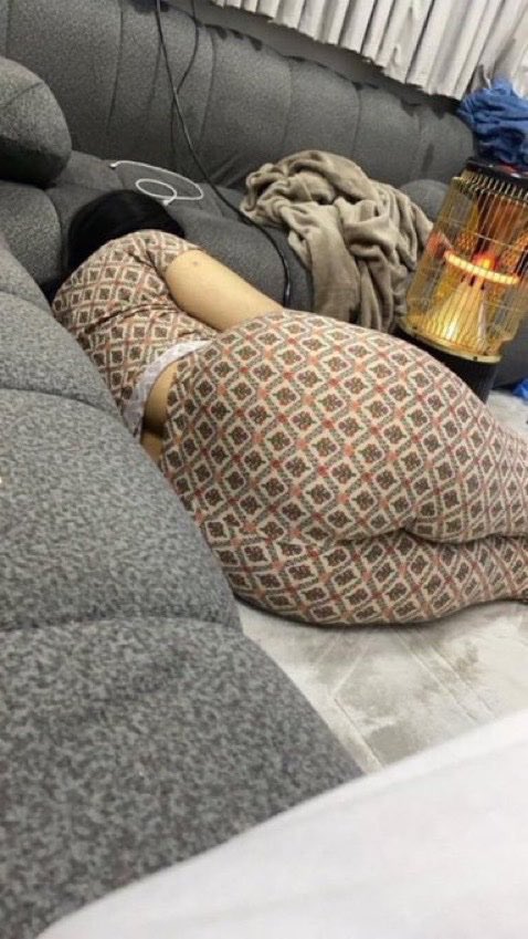 احح🙂  لقيت اخويي  ممحون مصورني جذيي 🙁 فتحت تلفونه و شفت صوري مصور طيوزتي🥹 ال🐷 ما دري شو اعمل اعلم ماما