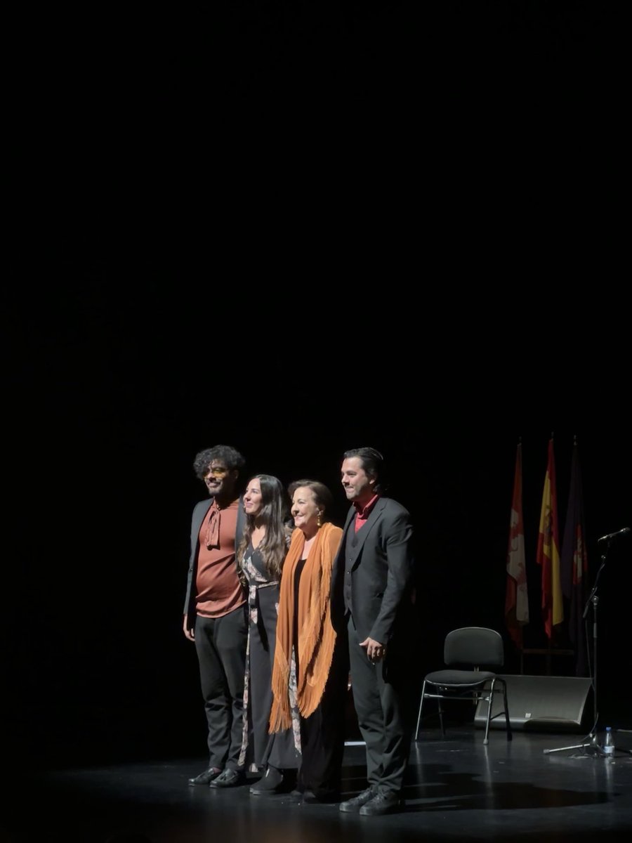🌹Asistimos al acto de entrega del título de Hija Adoptiva de Ávila a la cantaora Carmen Linares, leyenda del flamenco. 

👏 Hace un año impulsamos la moción para reconocerla en la ciudad donde comenzó su carrera. Orgullosos de que nuestras iniciativas promuevan estos homenajes.