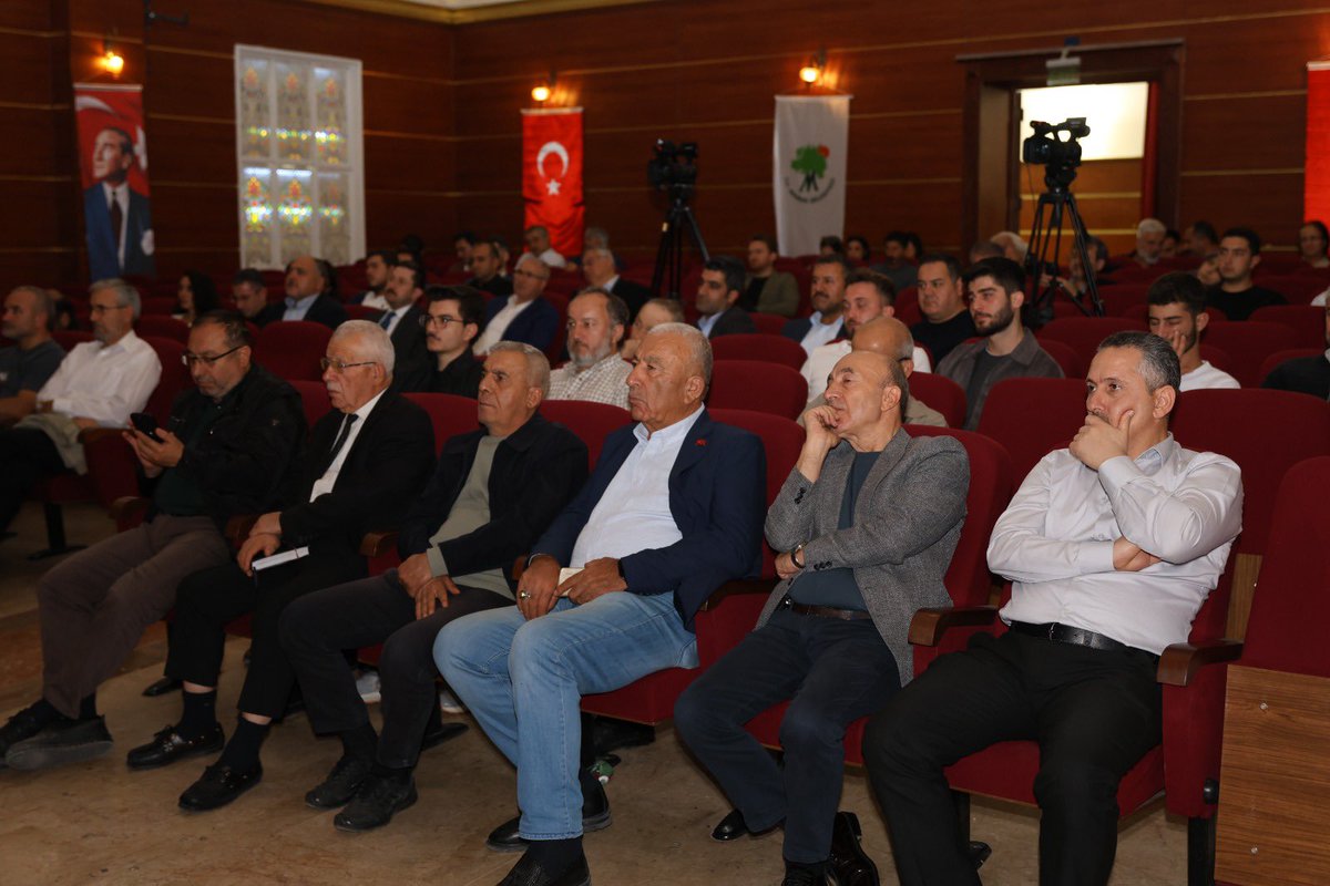 İzmir İktisat Kongresi bağlamında günümüz ekonomisi konulu konferansımızı değerli katılımcılarımızla birlikte gerçekleştirdik.

Kıymetli bilgilerini bizlerle paylaşan Prof. Dr. Mete Gündoğan’a ve programa ilgi gösteren tüm hemşehrilerimize teşekkür ediyoruz.