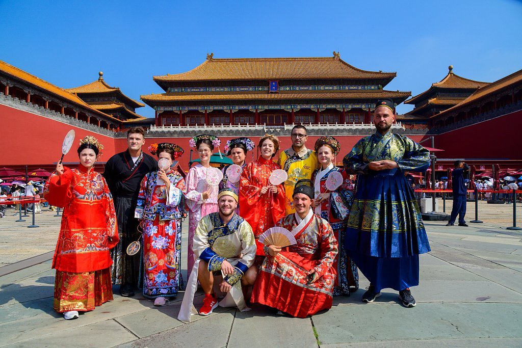 AmbZhengZeguang's tweet image. It's Golden Week in China!
As many travel nationwide for the National Day &amp;amp; Mid-Autumn break, international friends are warmly invited to benefit from China's visa facilitation and explore the vibrant colours of the country.
A journey worth taking!
#GoldenWeek #TravelChina