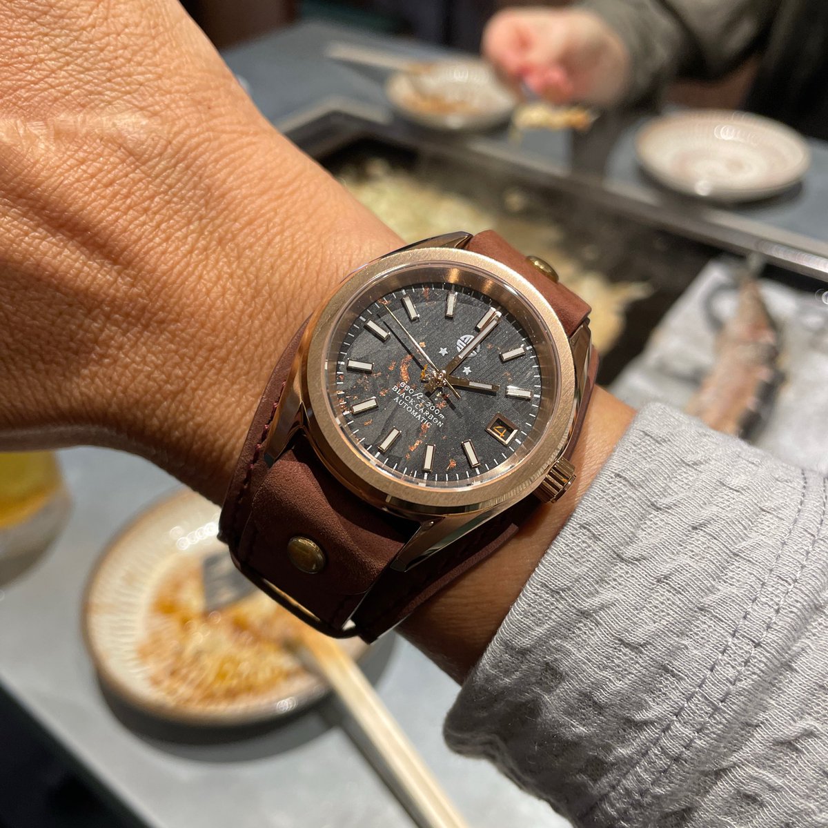 masaone_4103's tweet image. 皆様、こんにちは🙋🏻‍♂️⌚️
午後からはラシックに出店していると聞いて滝さんの応援、月島もんじゃおこげ栄で昼めし、友人の喫茶店でオレグラッセ😋ｲｿｶﾞｼ~
相棒は 「休日は自作時計を愛でるキャンペーン中」につき自作 BLACK CARBON RG🖤+ VARIO
#腕時計 #MOD #BLACKCARBON #vario