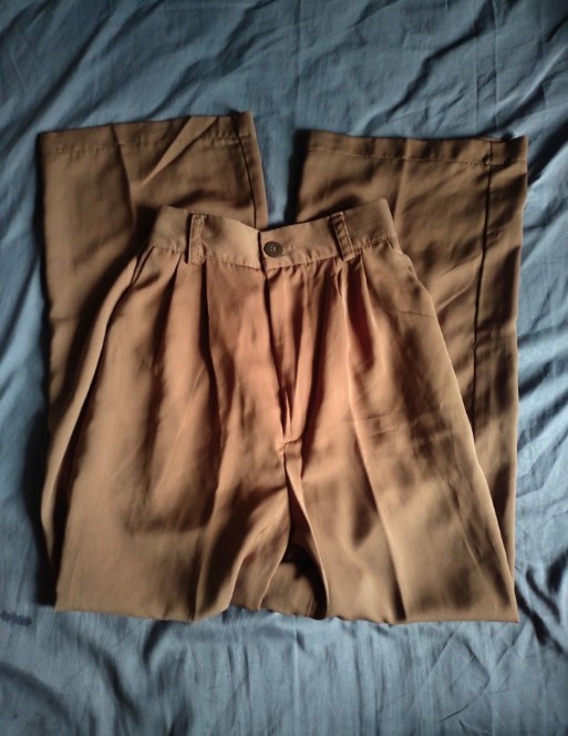 mauu gaaa loosepant cm 30k ajaa.. enak bgtt nyamann poll warna coklat hazel gitu no minus, belakang nya karet, cakeupp