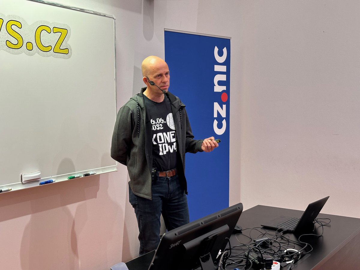 CZ_NIC's tweet image. Zdeněk Brůna z CZ.NIC právě na #LinuxDays2025 a #IT25 prezentuje novinky v projektu Aukce domén. #zive: youtube.com/watch?v=-nJ1HM… #Aukcedomen @zdenekbruna