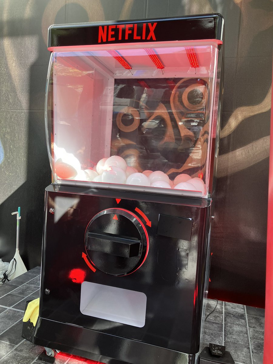 TuppariKEN16's tweet image. 渋谷で大きなガチャガチャを見つけた
かなりの列になっていて興味を持ち1回回したらおみくじとキーホルダーをゲット！
謎解きがあると思いきや
・全員の年齢をかけると72
・全員の年齢を足すと今日の日付
・下の子は男
何これ！？
#今際の国のアリス